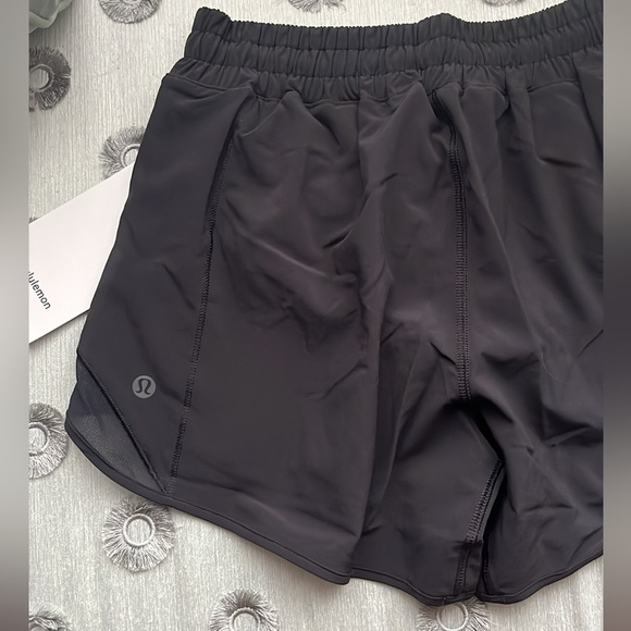 Lululemon Hotty Hot Low Rise Lined Shorte 4” NWT Black, Size 6 & 10 - Picture 3 of 8